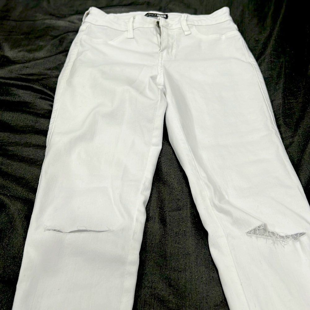 White knee ripped jeans